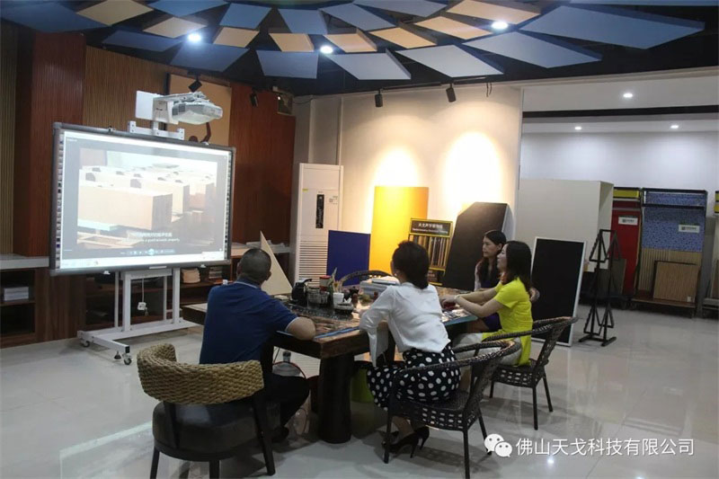 黃董陪同會長蘭芳觀看我司宣傳視頻 黃董陪同會長蘭芳觀看我司宣傳視頻