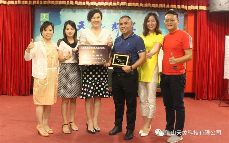 頒發副會長證書 頒發副會長證書