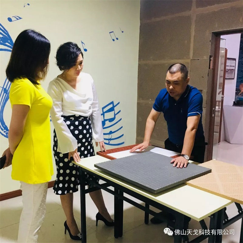 黃董向會長蘭芳介紹我司新型吸音材料 黃董向會長蘭芳介紹我司新型吸音材料