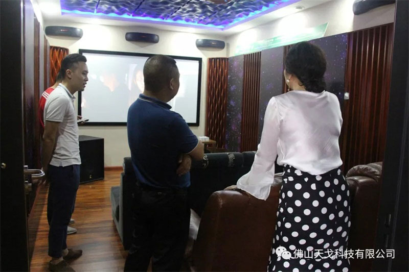 黃董陪同會長蘭芳參觀我司家庭影院體驗廳 黃董陪同會長蘭芳參觀我司家庭影院體驗廳